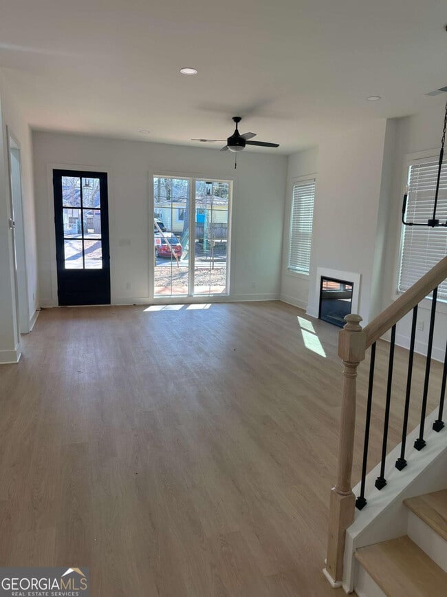 Building Photo - Room in Duplex on Plaza Ave SW