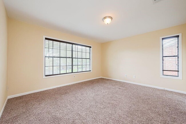 Building Photo - 2039 Shorewood Ln