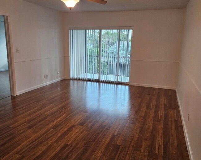 Building Photo - 912 Pine Dr
