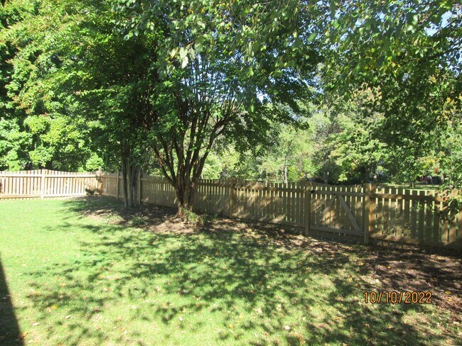 Building Photo - Location and comfort