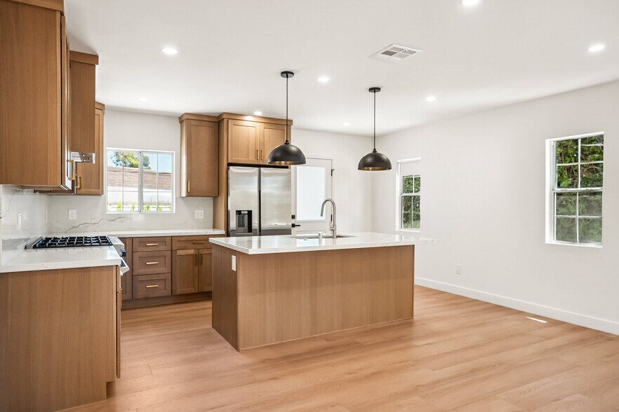 Kitchen - 4702 Kraft Ave
