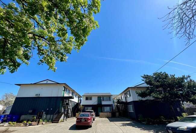 Building Photo - 2bed/2bath, W/D in unit, garage, and all d...