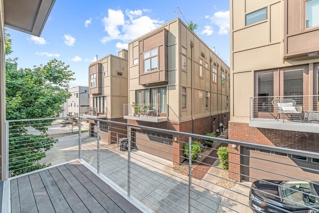 Building Photo - 3 Bedroom Townhome W/ Uptown Views