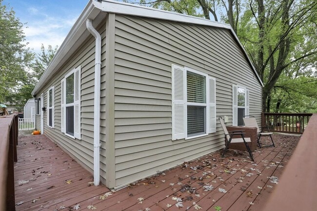 Building Photo - 455 Lakeview Dr