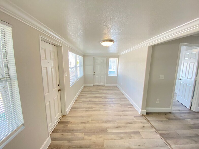 Building Photo - 812 W Livingston St