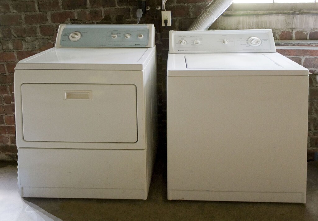 Main House Laundry - 57 Elmwood Pl