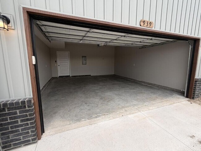 Building Photo - 939 Holstein Ln