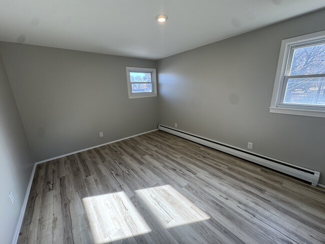 Building Photo - 2215 Saratoga Ave