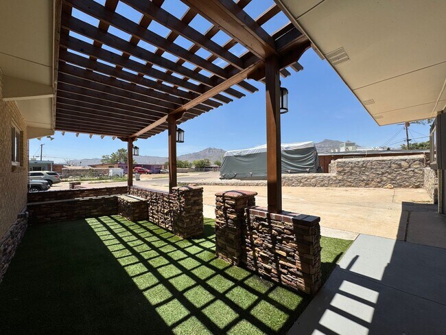 Building Photo - Northeast El Paso 4 Bed Refrig A/C!