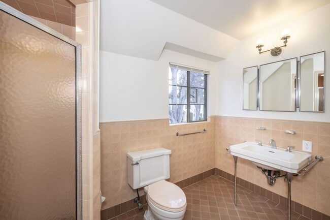 Building Photo - Stately Two Story Home w/ Serene Backyard in Crescent Park