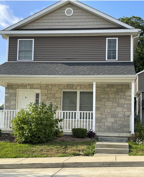Front entrance - 1768 W Countryside Ln