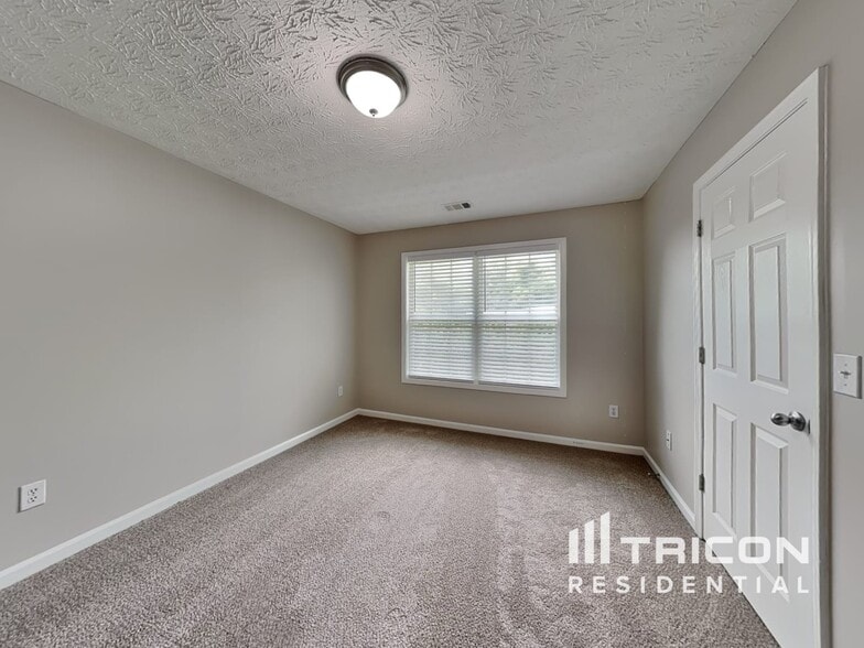 Building Photo - 714 Thompson Ridge Dr