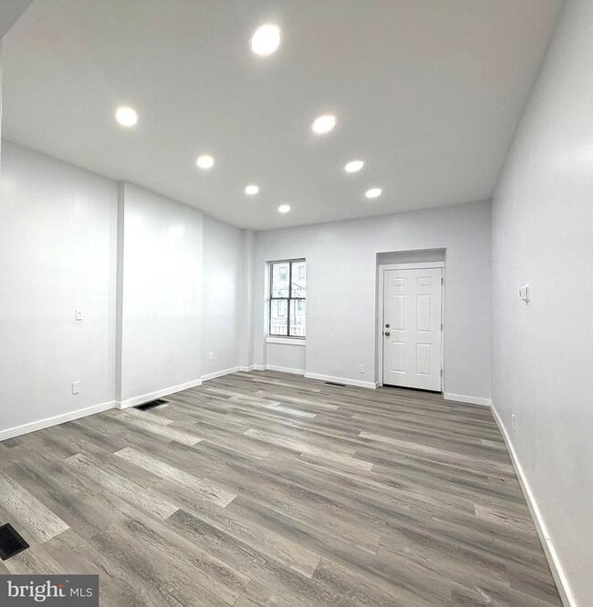 Building Photo - 330 N 2nd St