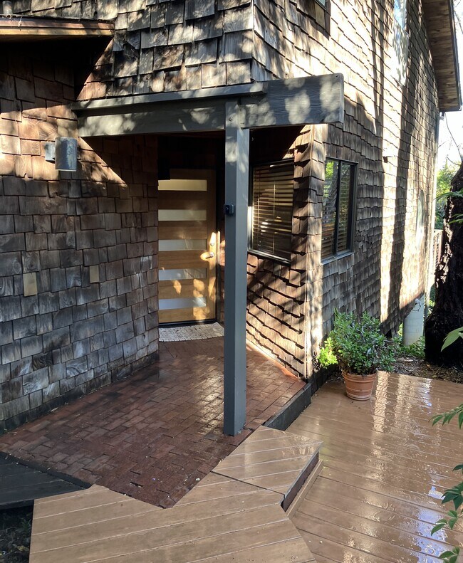 Building Photo - 1032 Leff St