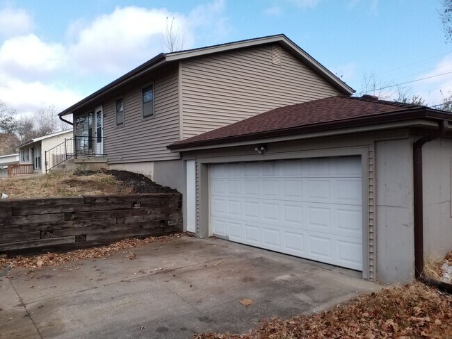 Building Photo - AVAILABLE NOW! Liberty Home 3 Bed 2 Bath 2...