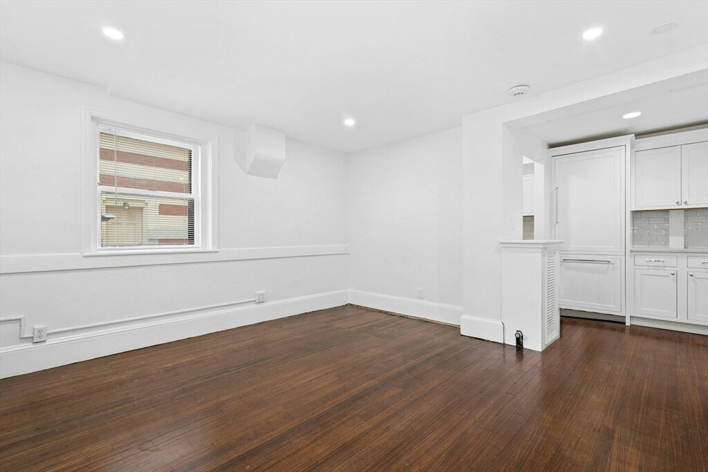 Building Photo - 49 Beacon St