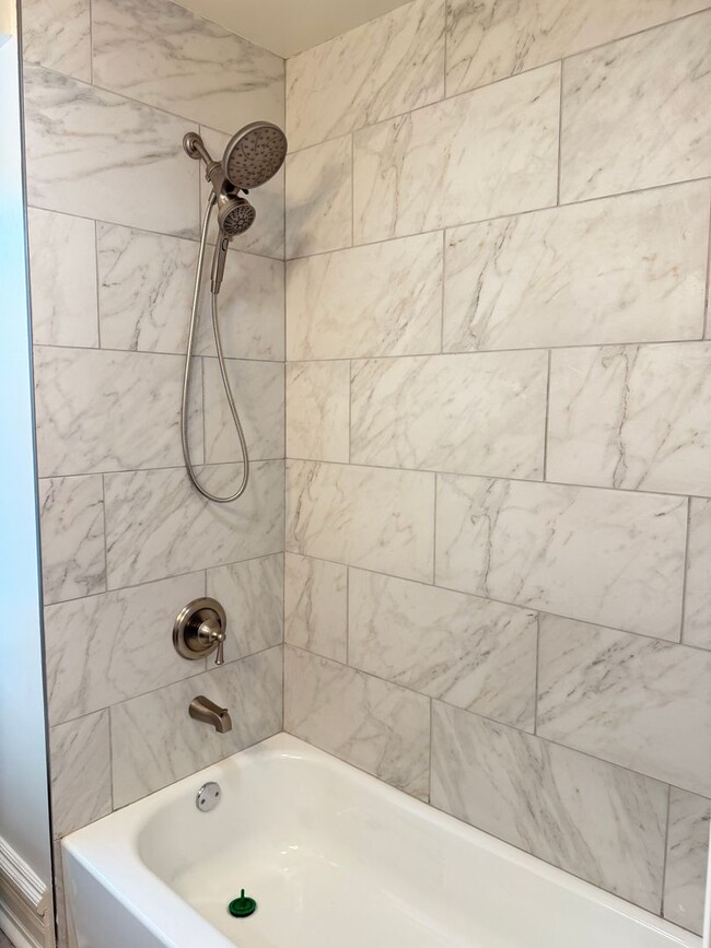 Building Photo - Newly Renovated 3 Bedroom 2 Bathroom Apartment in Prime Location - Washer/dryer in unit!