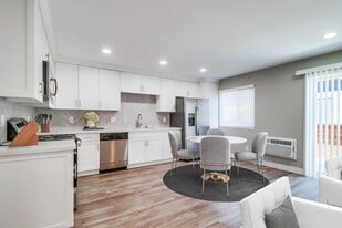 Building Photo - Sunnyside Apartments | Coastal Living in Imperial Beach