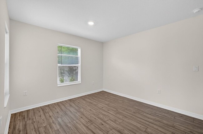 Building Photo - 3BR Townhome in Tavares with Open Floor Plan & Community Playground