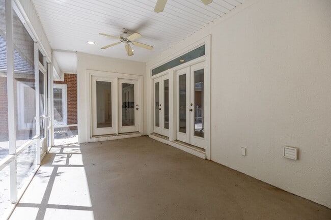 Building Photo - 212 North Cir