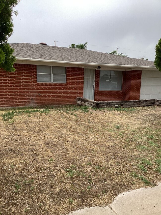 Building Photo - Newly Renovated 3 Bed House!