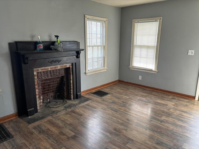 Building Photo - 490 Helen St