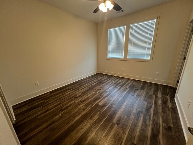 Building Photo - 547 N Ross St