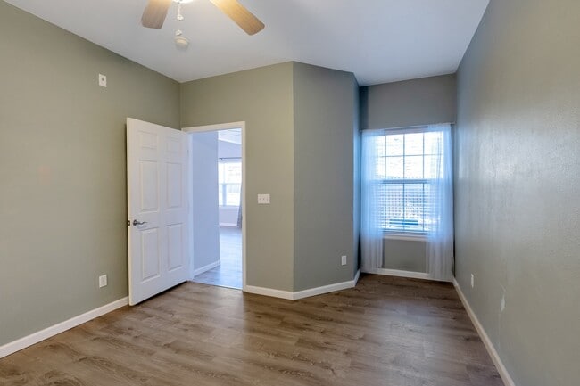 Building Photo - Stunning 2 Bedroom 2 Bathroom condo In Aurora with a garage!