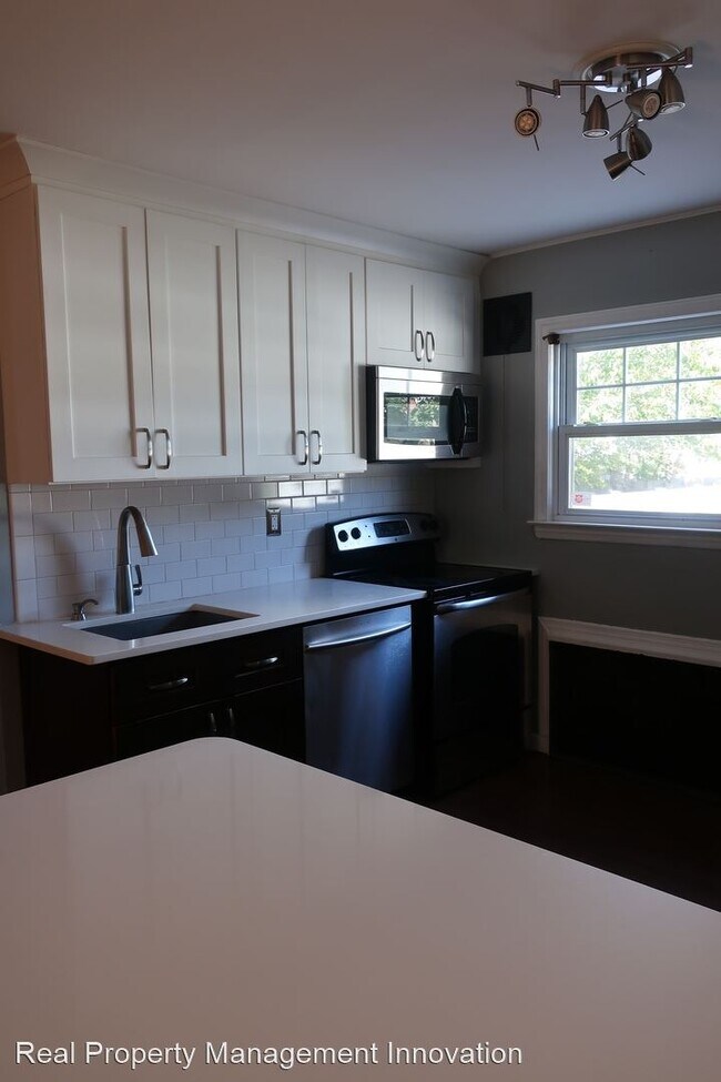 Building Photo - 4 br, 2 bath House - 221 E Hawthorne Avenue