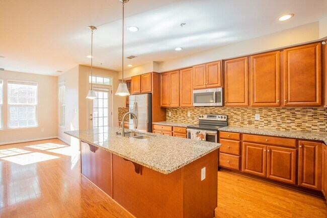 Building Photo - Stunning 3 BR/2.5 BA Townhome in Greenbelt!