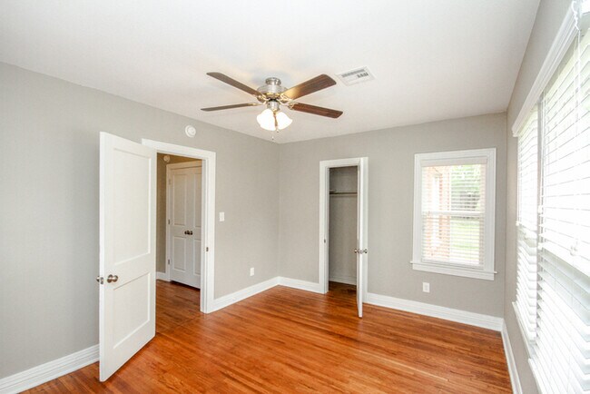 Building Photo - Charming Duplex 1/1 Duplex With Storage!