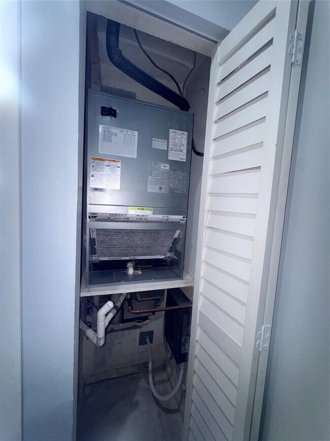 Building Photo - 1417 Avon Ln