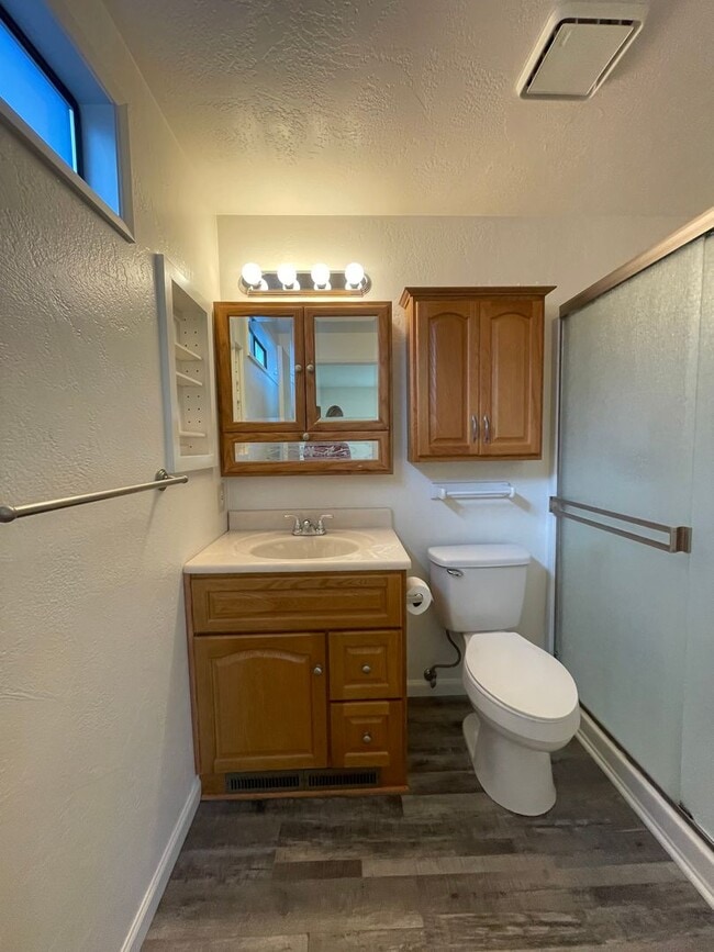 Building Photo - 3 bedroom, 2 bathroom, in East Medford