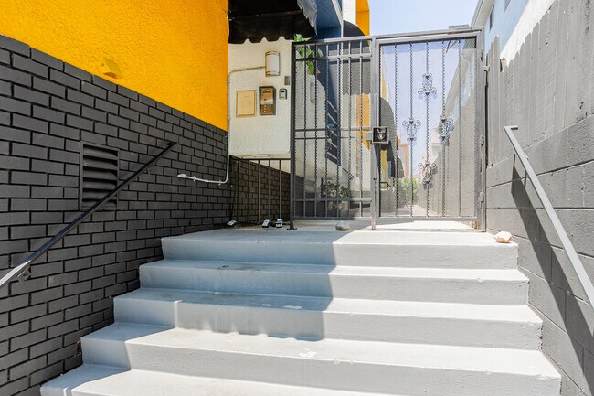 Building Photo - 711 N Sweetzer Ave