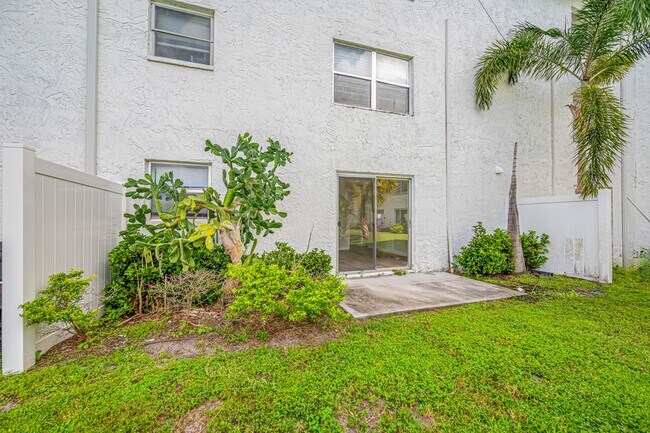 Building Photo - Spacious 1 Bed-1Bath Apartment Newly Renov...