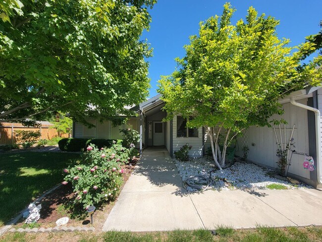 Primary Photo - Prime Kennewick Location – 4 Bed, 2 Bath N...