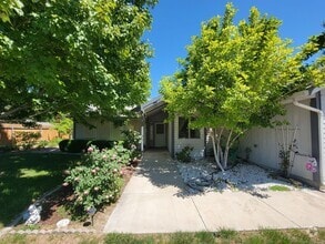 Building Photo - Prime Kennewick Location – 4 Bed, 2 Bath N...
