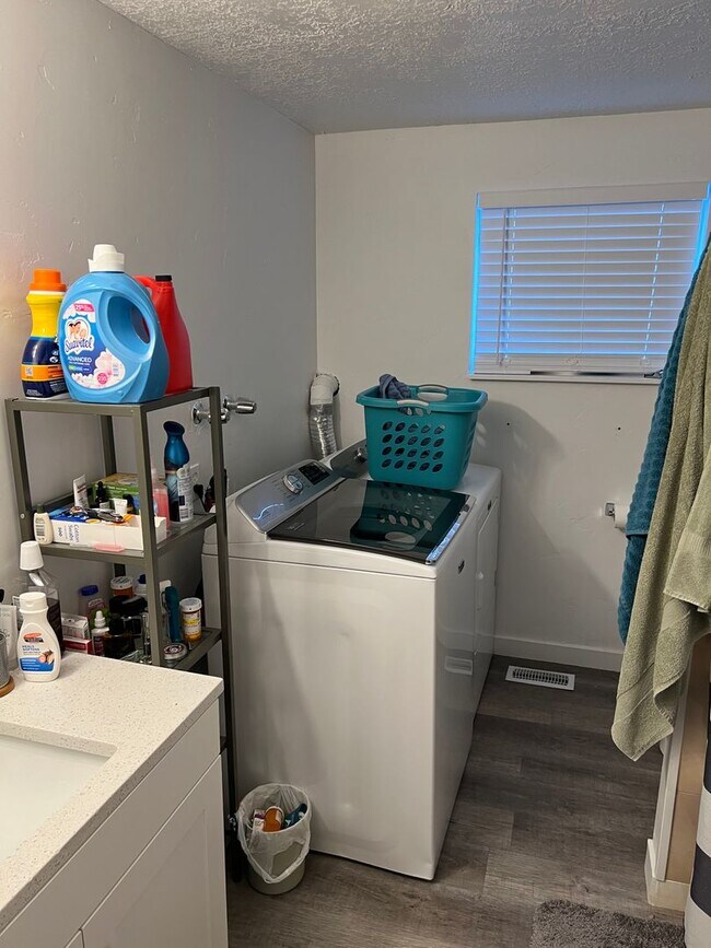 Building Photo - 2 Bedroom Apartment -2023 remodel New paint, flooring, and granite countertops