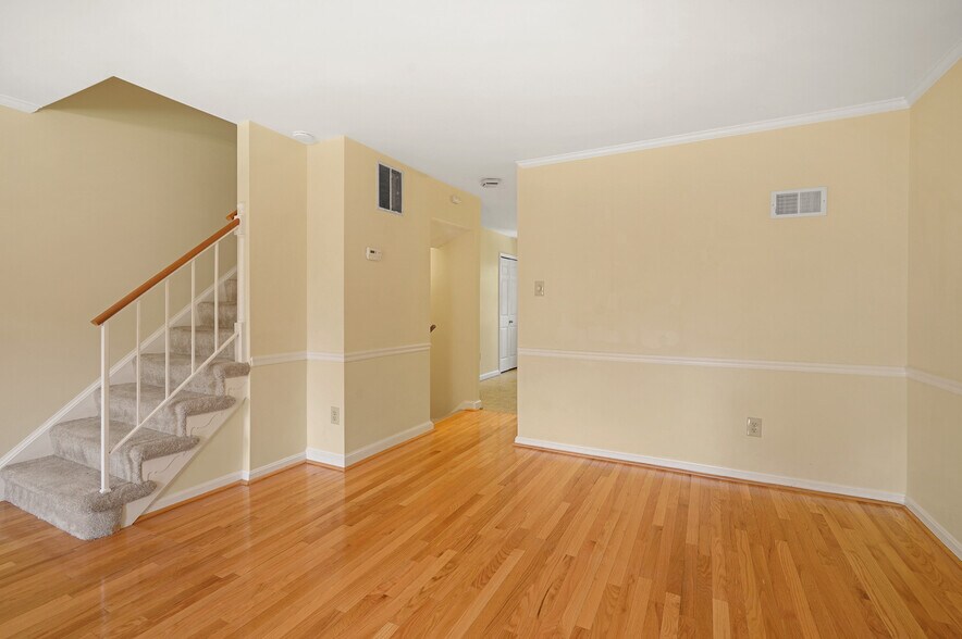 Chair railing surrounding living rm/dining combo and stairway to 3rd level - 1140 N Taylor St