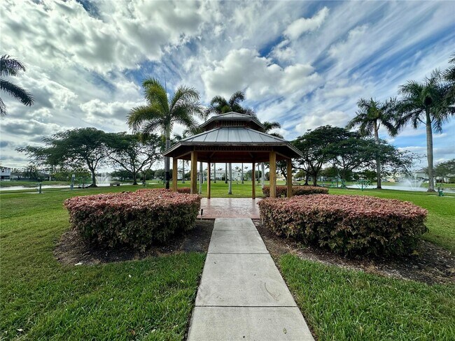 Building Photo - 2933 SE 2nd Dr