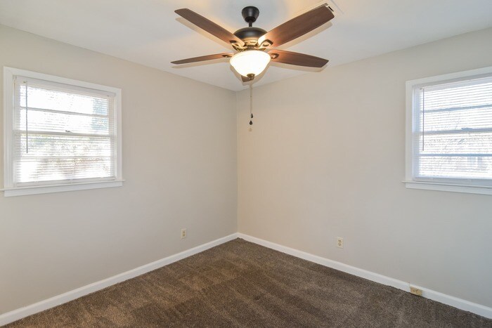 Building Photo - 1122 Oates Rd
