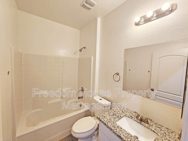 Building Photo - 1121 Sixshooter Ave