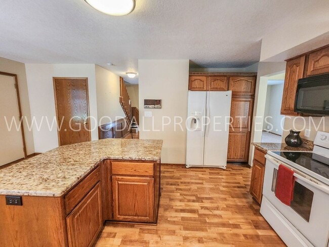 Building Photo - Executive 4 Bedroom Home in West Des Moine...