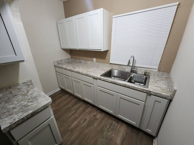 Building Photo - Charming 5-Bedroom Property in Prime Location (Section 8 vouchers Accepted)