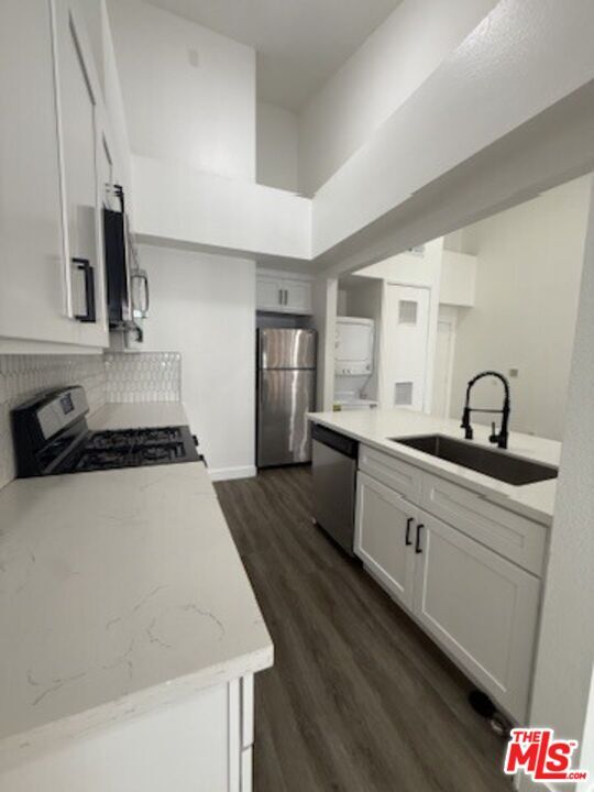 Building Photo - 621 N Bronson Ave