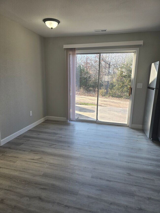 Building Photo - Newly Renovated 2 Bedroom 1.5 Bathroom Townhouse in Osage Beach!