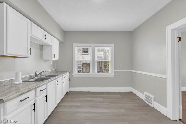 Building Photo - 3652 E 153rd St