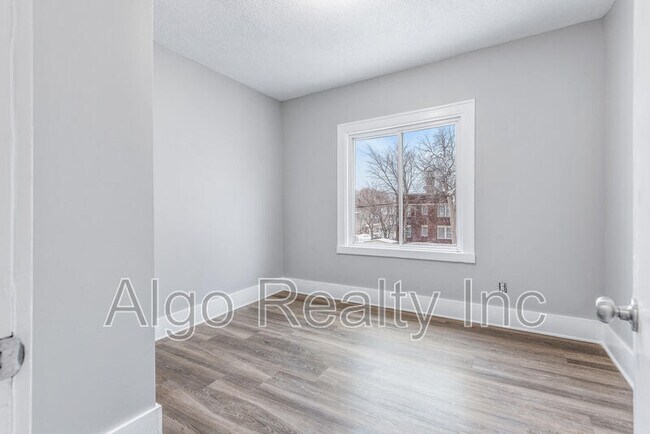 Building Photo - 1016 N Newton Ave