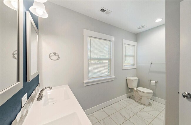 Building Photo - Bright, Spacious Home in Prime Southeast B...
