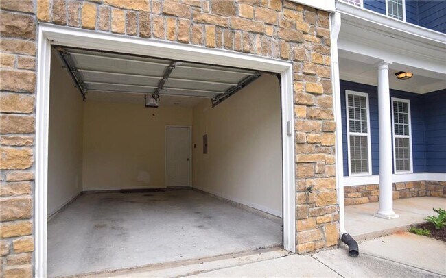 Building Photo - 6616 Splashwater Dr